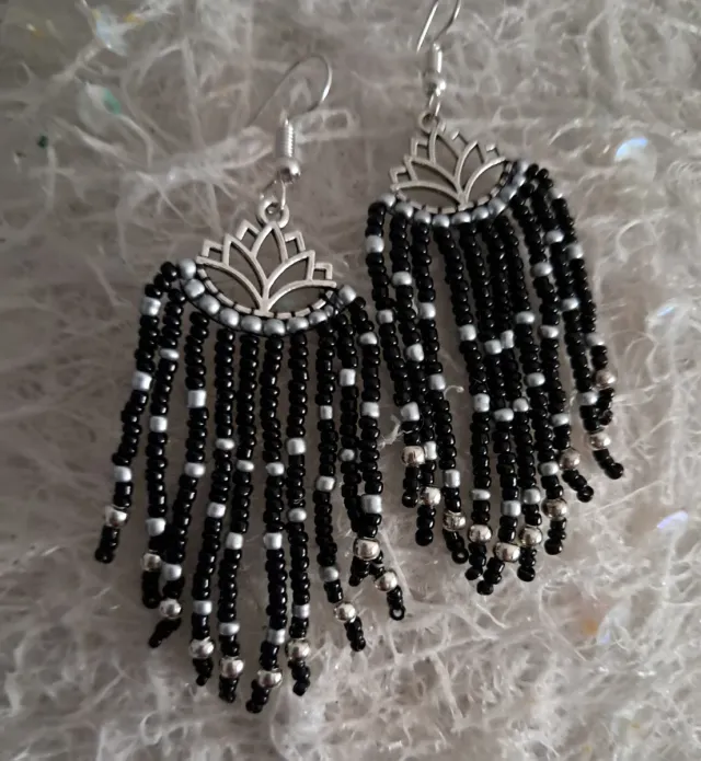 Pendientes artesanales en base de flor de loto