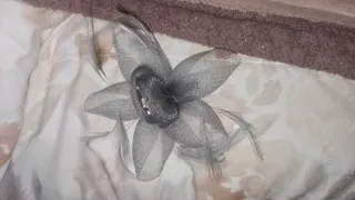 Tocado de fiesta gris con plumas