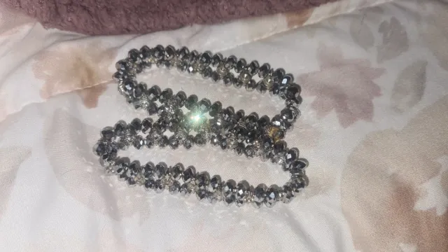 Pulseras de cristal grises y plateadas