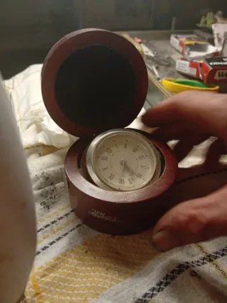 Reloj de mesa antiguo de madera
