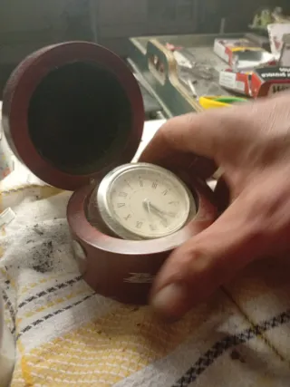 Reloj de mesa antiguo de madera