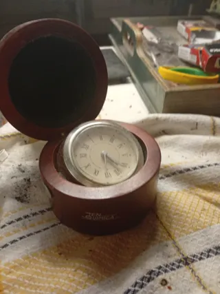 Reloj de mesa antiguo de madera