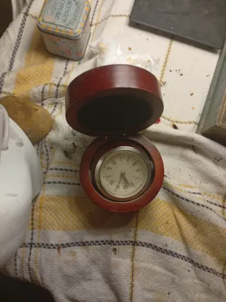 Reloj de mesa antiguo de madera