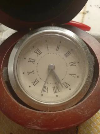 Reloj de mesa antiguo de madera