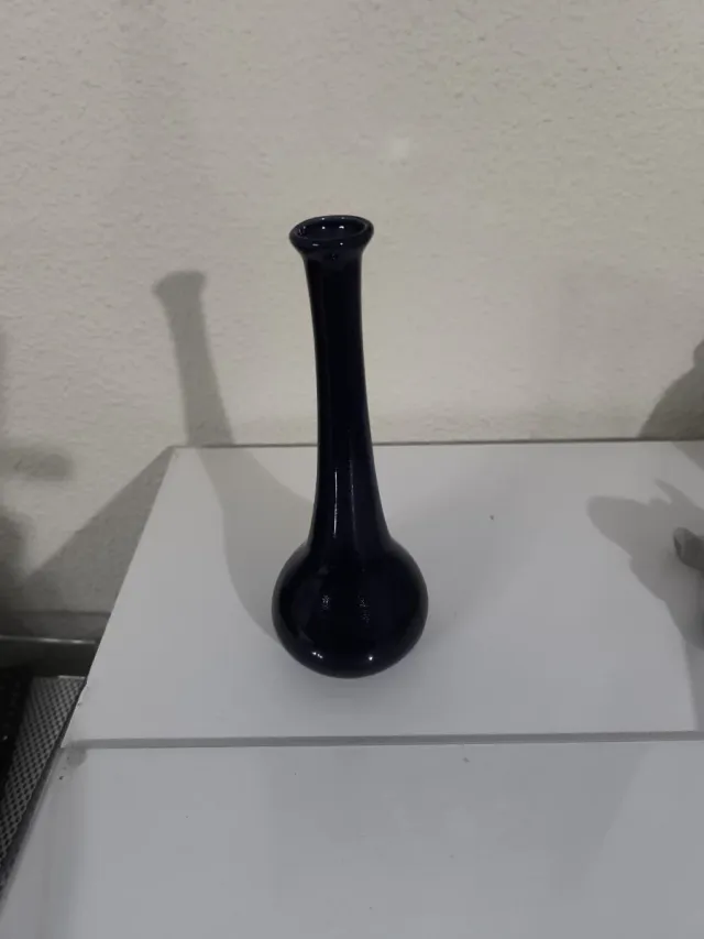 Elegante vaso blu in vetro