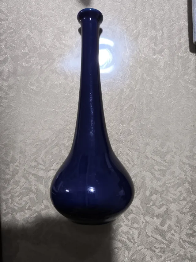 Elegante vaso blu in vetro