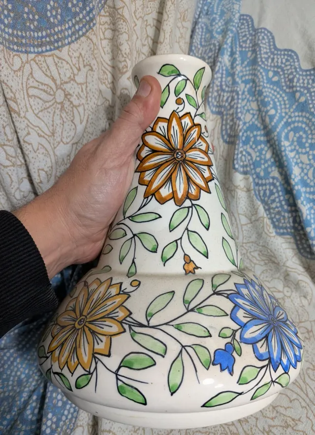 Antico vaso in ceramica decorato con fiori
