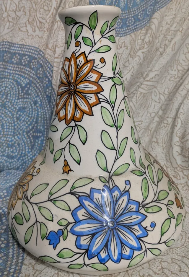 Antico vaso in ceramica decorato con fiori