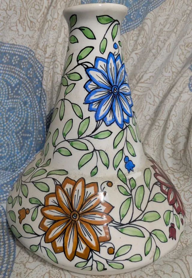 Antico vaso in ceramica decorato con fiori