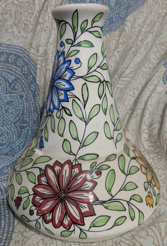 Antico vaso in ceramica decorato con fiori