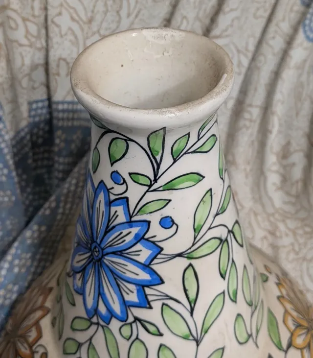 Antico vaso in ceramica decorato con fiori
