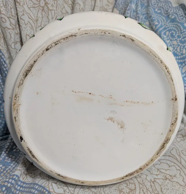 Antico vaso in ceramica decorato con fiori