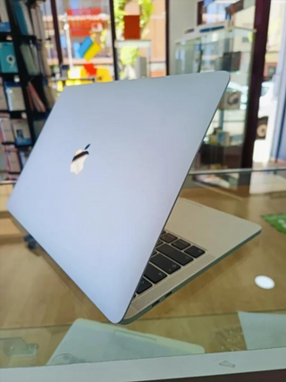 MacBook Pro 512GB 8GB RAM i5