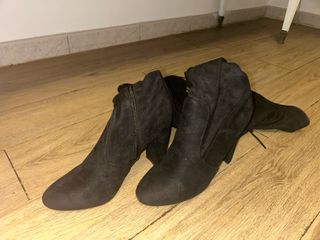 Stivali alti neri sopra il ginocchio