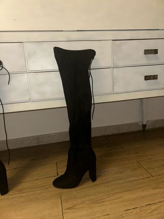 Stivali alti neri sopra il ginocchio