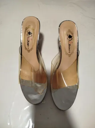 Zapatos de tacón transparentes plateados