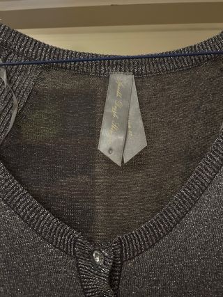 Maglioncino grigio con bottoni e brillantini