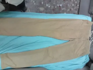 Pantalón beige Talla M y bermudas Talla L