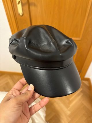 Gorra de cuero sintético negra