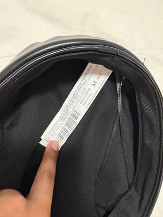 Gorra de cuero sintético negra