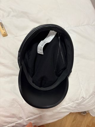 Gorra de cuero sintético negra