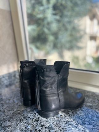 Stivali neri in pelle con frange