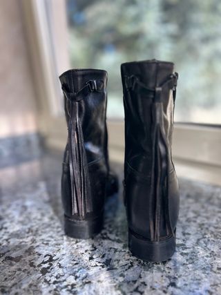 Stivali neri in pelle con frange