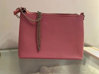 Borsa Bershka rosa con tracolla a catena