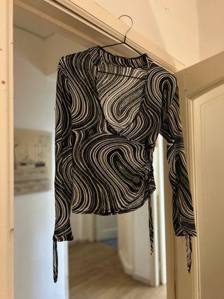 Top oro scollatura profonda + maglia nera e bianca