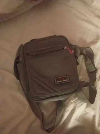 Bolso bandolera Charles & Keith gris