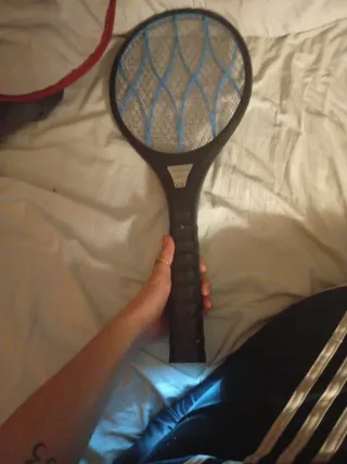 Raqueta mata mosquitos con linterna