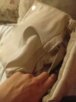 Bolso beige acolchado con cadena