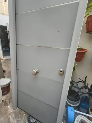 Puerta gris de casa