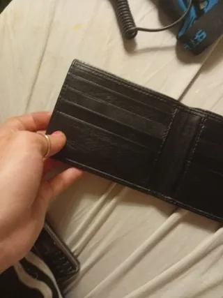 Cartera de piel negra