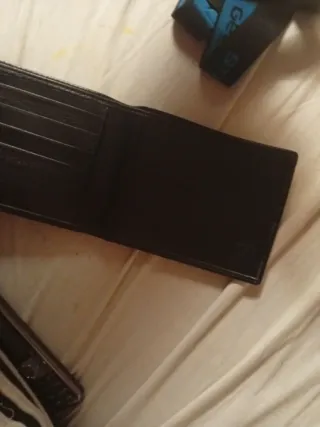 Cartera de piel negra