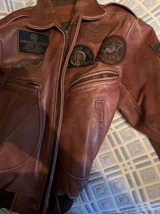 Cazadora de aviador marrón con parches