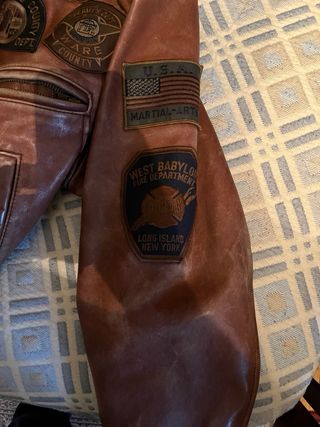 Cazadora de aviador marrón con parches