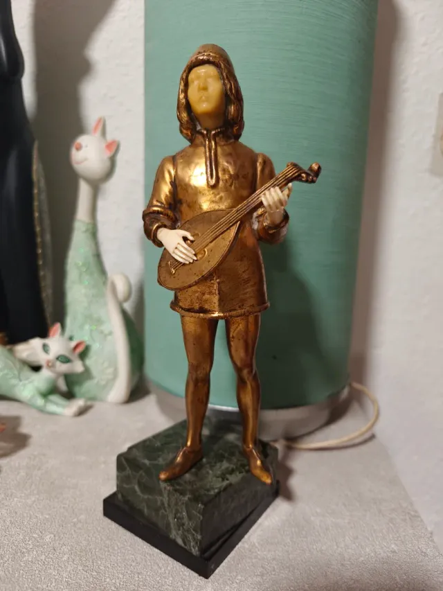 Figura Mandolín Art Decó Dorada