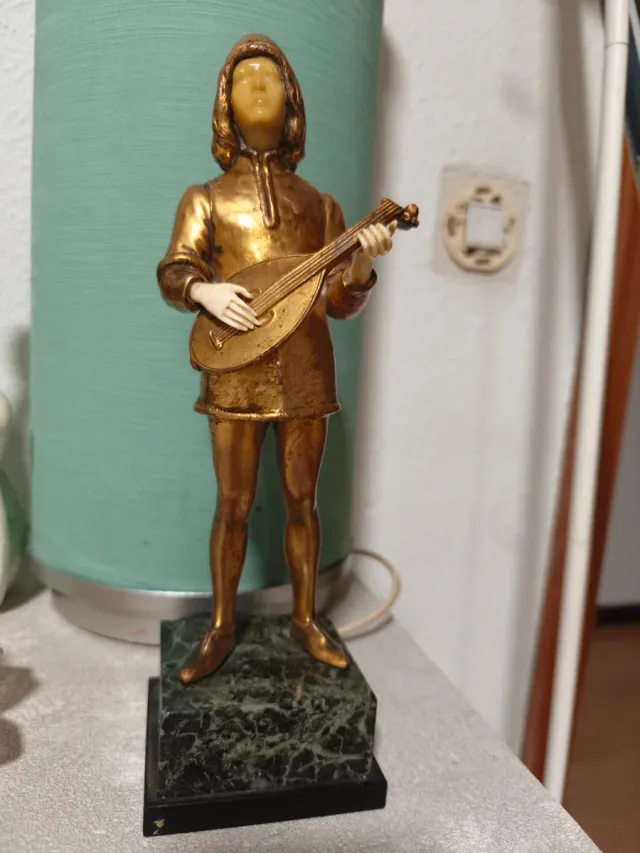 Figura Mandolín Art Decó Dorada