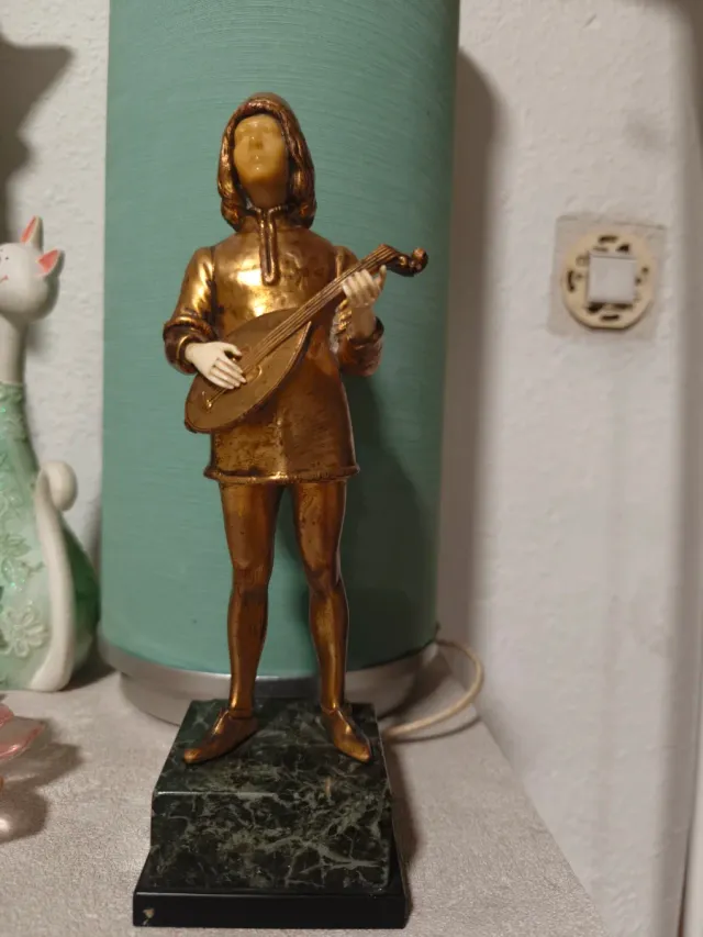 Figura Mandolín Art Decó Dorada