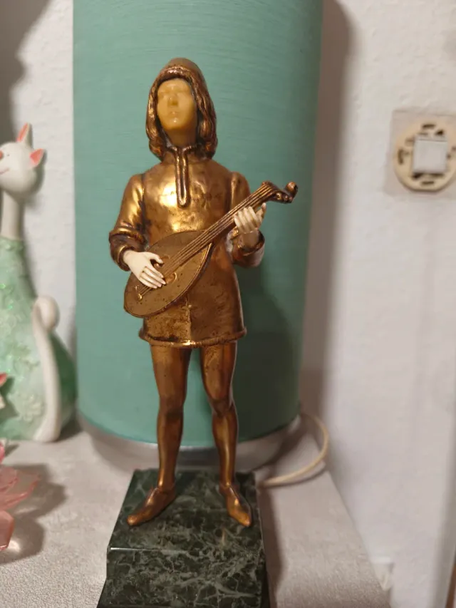 Figura Mandolín Art Decó Dorada
