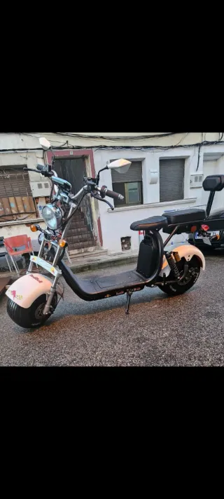 Moto eléctrica estilo chopper