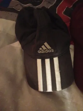 Gorra Adidas Negra con Rayas Blancas