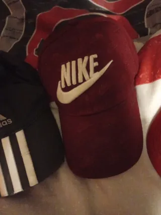 Gorra Adidas Negra con Rayas Blancas