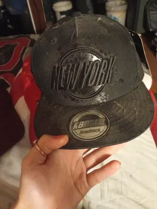 Gorra Adidas Negra con Rayas Blancas