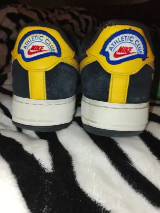 Nike Air Force 1 Negras y Amarillas