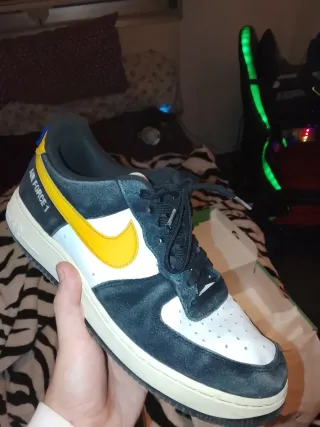 Nike Air Force 1 Negras y Amarillas