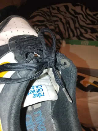 Nike Air Force 1 Negras y Amarillas