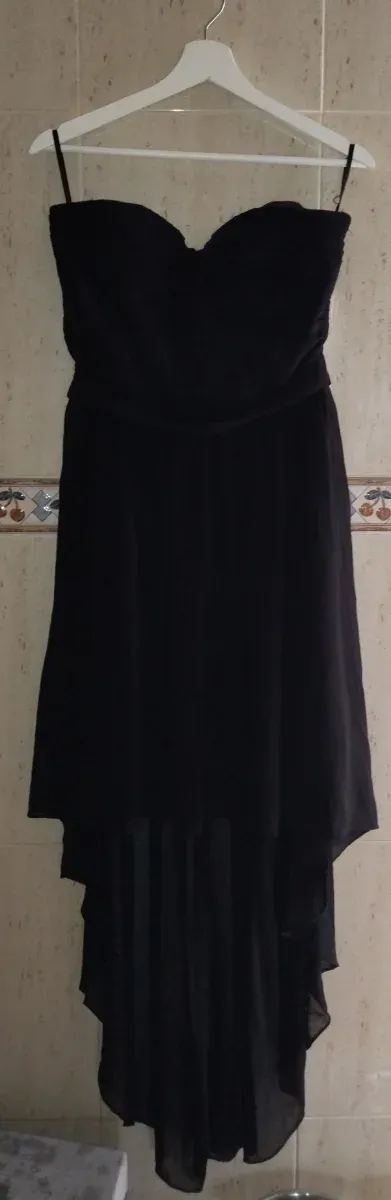 Abito nero senza spalline con taglio asimmetrico