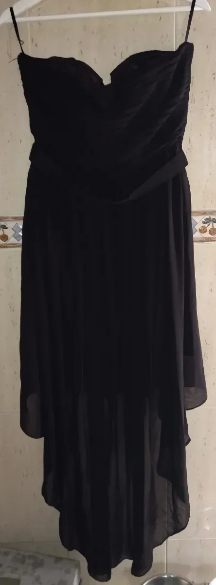 Abito nero senza spalline con taglio asimmetrico